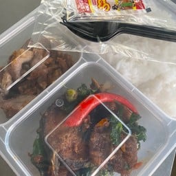 ข้าวราดแกงใส่กล่อง2อย่าง(เลือกเมนูในร้านได้เลยค่ะ ถ้าเมนูไหนหมดทางร้านจะโทรหาค่ะ)