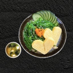 ข้าวหน้ายำสาหร่ายไข่หวาน+ซุปมิโซะ