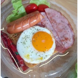 ข้าวไข่ดาว+ไส้กรอก+แฮม