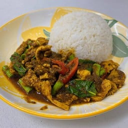 ผัดเครื่องแกงไก่ ราดข้าว