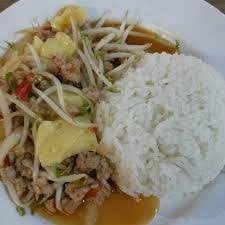 ผัดถั่วงอกเต้าหู้หมูสับราดข้าว