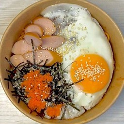 มาม่าเผ็ดเกาหลี + ไส้กรอกหนังกรอบ + ไข่กุ้ง + ไข่