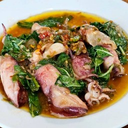 ผัดกะเพราปลาหมึกไข่