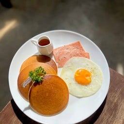 แพนเค้กแฮมไข่ดาว+ซอสเมเปิ้ล