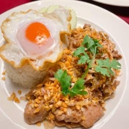 ข้าวหมูทอดกระเทียม ไข่ดาว
