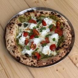 Homemade pesto with Bijin tomatoes pizza