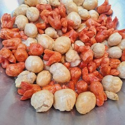 ลูกชิ้นปลาระเบิด vs ไส้กรอกแดงในตำนาน