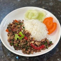 ข้าวราดกะเพราเนื้อสับพริกแห้ง (ไม่ใส่น้ำมัน