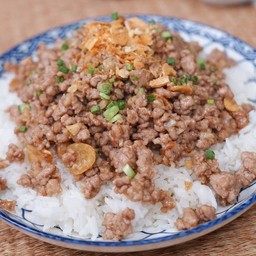 ข้าวเนื้อสับผัดกระเทียม