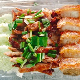 ข้าวหน้าหมูย่าง+หมูกรอบ+น้ำจิ้มแจ๋ว
