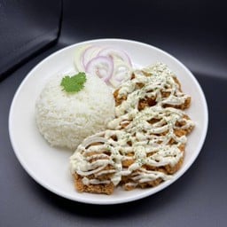 ข้าวไก่ทอด ซอส ซาวครีม หัวหอม