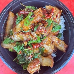 กระเพราหมูกรอบ