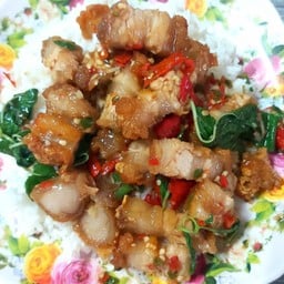 กะเพราหมูกรอบราดข้าว