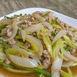 ผัดพริกหยวกหมูสับราดข้าว