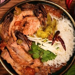 ขนมจีนน้ำเงี้ยวซี่โครงหมู Thai Rice Noodle with Northern Thai Pork Curry