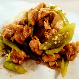 ข้าวราดหมูชิ้นผัดพริกหยวก