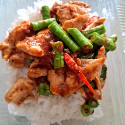 ข้าวราดพริกแกงไก่
