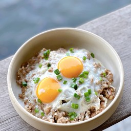 หมูสับไข่แฝด+ข้าวกล้องผสมคีนัว