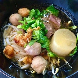 ลุงหนวด ก๋วยเตี๋ยว สูตรโบราณ บางแสน