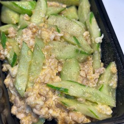 แตงกวาผัดไข่ไก่สับ