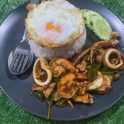 กะเพรารวมหมูหมึกกุ้ง