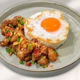 ข้าวราดหมูสามชั้นทอดน้ำปลาคั่วเกลือกับไข่ดาว Fried pork belly with salt-roasted fish sauce & fried egg on rice