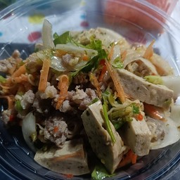 ยำมาม่าหมูสับหมูยอ