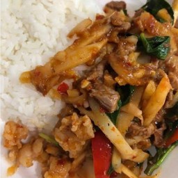กระเพราหมูสับหน่อไม้ดอง (ราดข้าว)