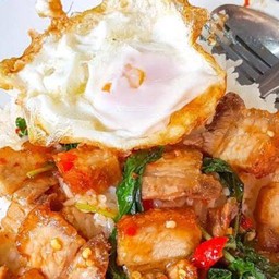 ข้าวกะเพราหมูอกรอบ