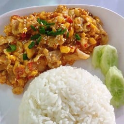 ข้าวหน้าไก่ผัดซอสสุกี้