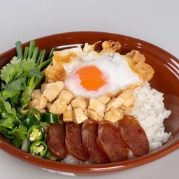 ข้าวหน้าไก่ไข่ดาว Chicken grav on Rice with Fried Eeg
