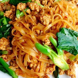 ผัดก๋วยเตี๋ยวเส้นเล็กหมูสับ