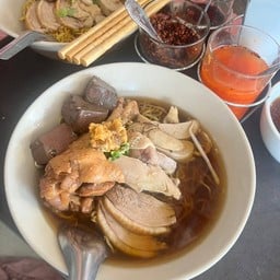 ก๋วยเตี๋ยวเป็ดพะโล้ พิเศษ