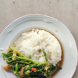 ข้าวราดผัดกระเฉดหมูกรอบ
