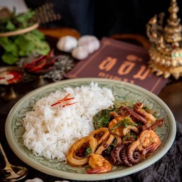 ข้าวกะเพราทะเลผัดพริกแห้งโบราณ