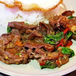 ข้าวกระเพราเนื้อชิ้น