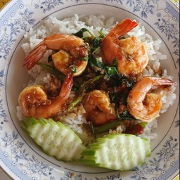 กระเพรากุ้งราดข้าว