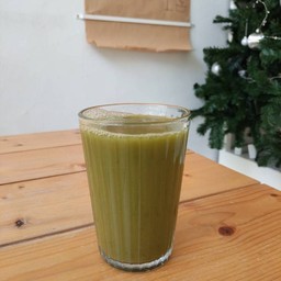 GREEN juice - spinach/ celery/ cucumber/ pineapple