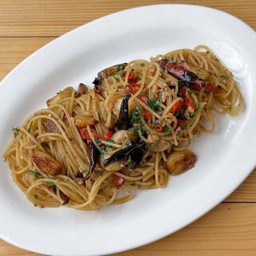 Spaghetti aglio e olio with anchovies