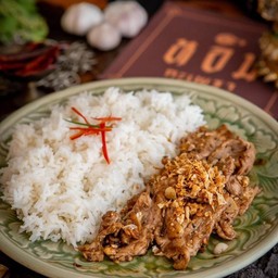 ข้าวหมูกระเทียมพริกไทย