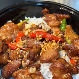 ไก่ชิ้น ทอดคั่วพริกกระเทียม + ข้าวหอมมะลิ