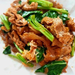 เส้นใหญ่ผัดซีอิ้วหมูชิ้น