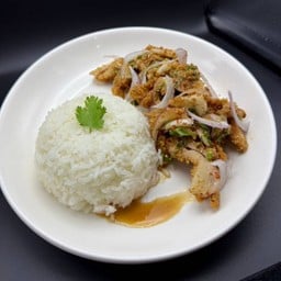 ข้าว ยำไก่แซ่บ สะโพกทั้งชิ้น คลุกน้ำยำรสเด็ดและเครื่องแน่น