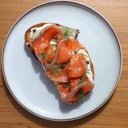 SALMON GRAVLAX ON TOAST