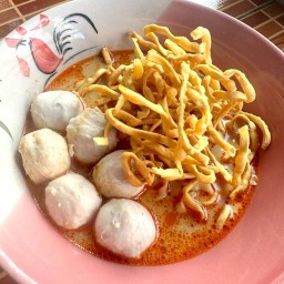 ข้าวซอยลูกชิ้น