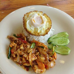 ขัาวไก่ผัดพริดเผาไข่ดาว