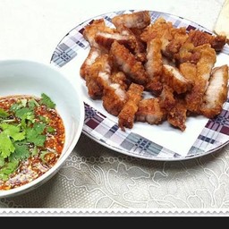 สามชั้นทอดจิ้มแจ่ว