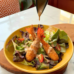 สลัดกุ้งทอดครีมงาคั่ว