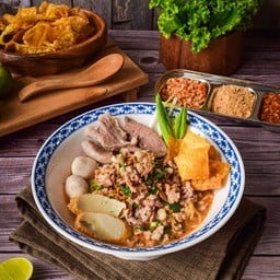 ก๋วยเตี๋ยวต้มยำหมูบะช่อโบราณยอดคะน้า