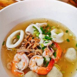 ก๋วยเตี๋ยวลูกชิ้นจัมโบ้ทะเล